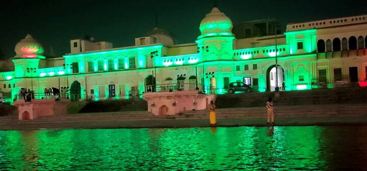 राम की पैड़ी के 24 घाटों पर 551000 दीपक जलाकर अवध विश्वविद्यालय एक बार फिर कीर्तिमान स्थापित करने का प्रयास करेगा, जिसके लिए गिनीज बुक ऑफ वर्ल्ड रिकॉर्ड की टीम भी अयोध्या पहुंच गई है.