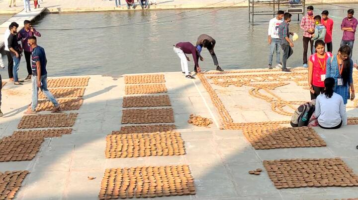 551000 दीपक राम की पैड़ी पर चलाए जाएंगे और पुष्पक विमान से राम सीता और लक्ष्मण अयोध्या पहुंचेंगे.