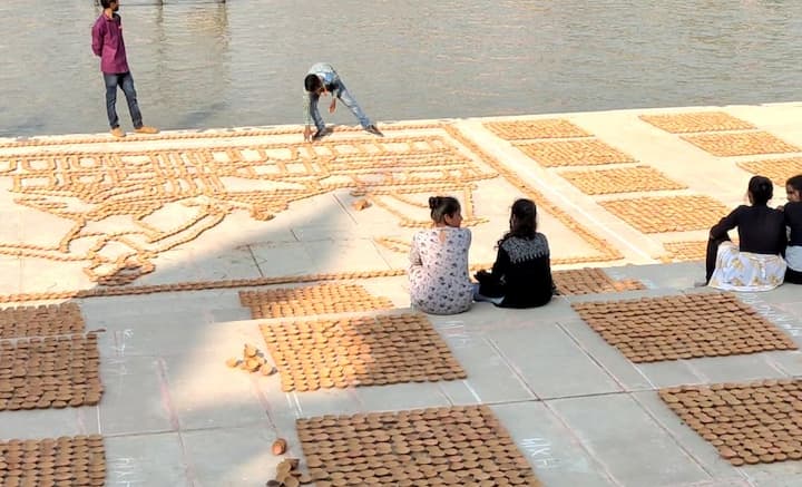 आपको बता दें, 13 नवंबर को अयोध्या में मुख्य कार्यक्रम होने जा रहा है. जिसको लेकर तमाम तैयारियां, सजावत पूरी की जा चुकी है.