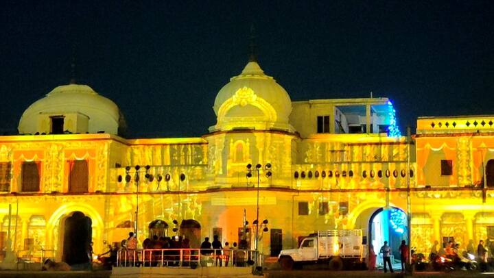 प्रमुख रूप से अयोध्या की मुख्य सड़कों पर रामायण के विभिन्न प्रसंगों पर शोभायात्रा निकलेगी जिसमें फोक डांस की 20 टीमें शामिल होंगी.