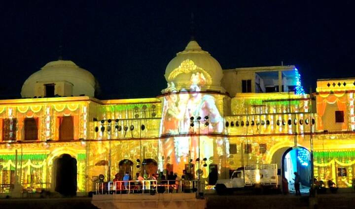 नई दिल्ली: राम नगरी अयोध्या में तीन दिवसीय दीपोत्सव कार्यक्रम की तैयारी जोरशोर से शुरू हो गई है. अयोध्या दीपों से जगमगा रहा है.