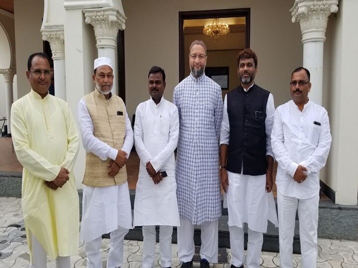Bihar MLAs of AIMIM meet party chief Asaduddin Owaisi at his residence in Hyderabad बिहार के नवनिर्वाचित AIMIM विधायकों से मिले असदुद्दीन ओवैसी, गले लगाकर दी बधाई