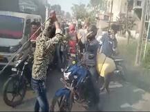 बिहार: आरा में आरजेडी कार्यकर्ताओं की गुंडागर्दी, सड़क पर आम लोगों के साथ की मारपीट और गाली-गलौज