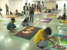 गुजरात: दीवाली के अवसर पर राजकोट की एक आर्ट गैलरी में महिलाओं ने बनाई 100 से ज्यादा खूबसूरत रंगोली