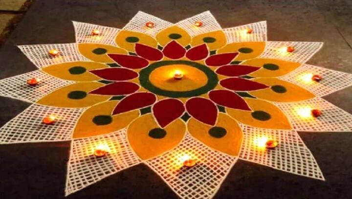 आप कुछ इस तरह रंगोली पर हैप्पी दिवाली भी लिख सकते है. यह भी शानदार डिजाइन है.