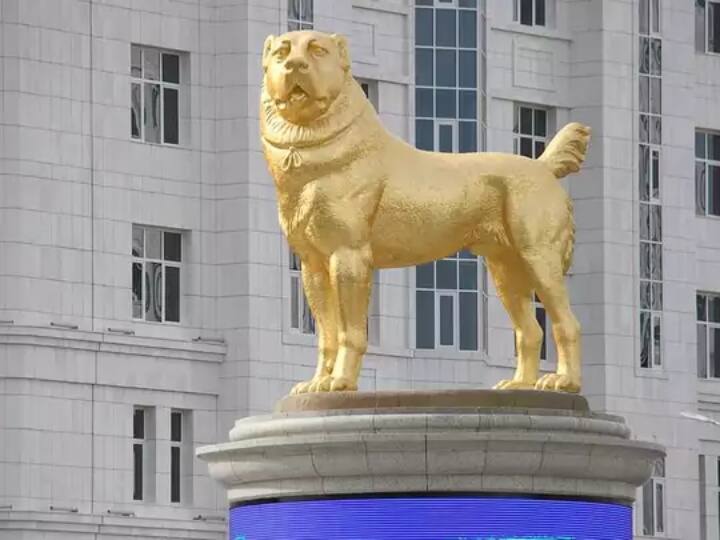 तुर्कमेनिस्तान के शासक ने बनवाई अपने कुत्ते की 50 फुट ऊंची सोने की मूर्ति Know who is the ruler of Turkmenistan who built a 50-foot tall statue of his dog तुर्कमेनिस्तान के शासक ने बनवाई अपने कुत्ते की 50 फुट ऊंची सोने की मूर्ति