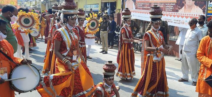 झांकी में लोक नृत्य करती महिलाएं