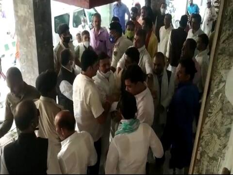Bihar Election: कांग्रेस विधायक दल की बैठक में हंगामा, आपस में भिड़े दो विधायक के समर्थक Bihar Election: कांग्रेस विधायक दल की बैठक में हंगामा, आपस में भिड़े दो विधायक के समर्थक