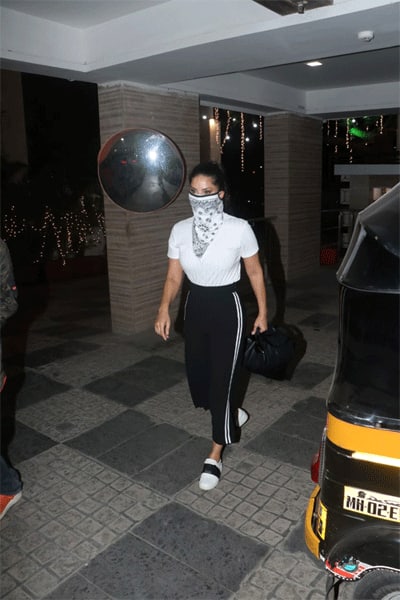 पहले भी कई मौकों पर सेलेब्रिटी ऑटो रिक्शा में नज़र आ चुके हैं कई स्टार्स तो अपनी फिल्म के प्रमोशन के लिए भी ये तरीका आज़मा चुके हैं. वहीं सनी की बात करें तो हाल ही में एक्ट्रेस ने अपनी स्पेशल मास्क के साथ फोटो शेयर की थी जिसमें वो एक ट्रासपेरेंट मास्क पहने नजर आ रही थीं.