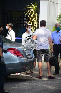 In Pics: सैफ और अर्जुन संग दिवाली मनाने के लिए पंजाब पहुंचीं करीना कपूर खान-मलाइका अरोड़ा, देखिए तस्वीरें