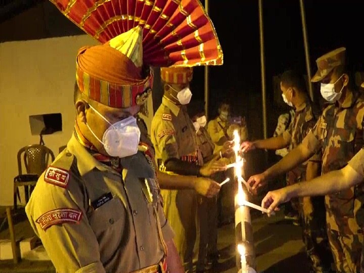 BSF and Border Guard Bangladesh lit candles on the eve of Diwali, BSF gifted sweets बीएसफ और बॉर्डर गार्ड बांग्लादेश ने दीवाली की पूर्व संध्या पर मोमबत्तियां जलाई, बीएसफ ने गिफ्ट की मिठाई