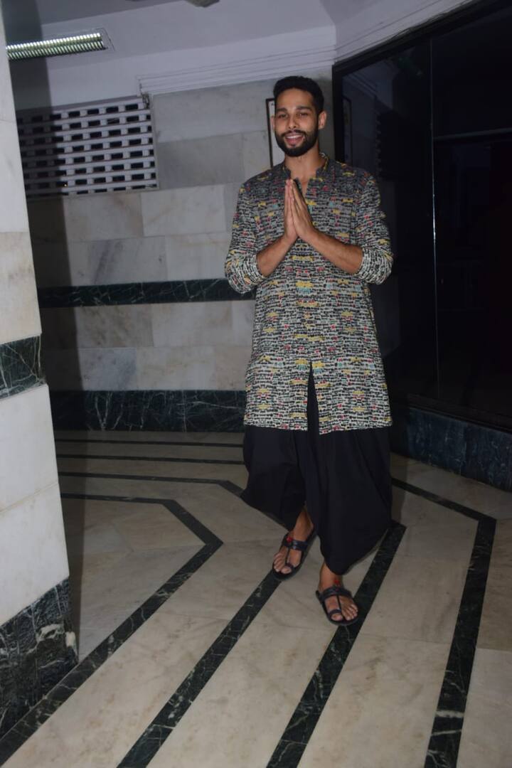 तस्वीरों में आप सिद्धांत का ट्रेडिशनल लुक देख सकते हैं. (Photo Credit: Manav Manglani)