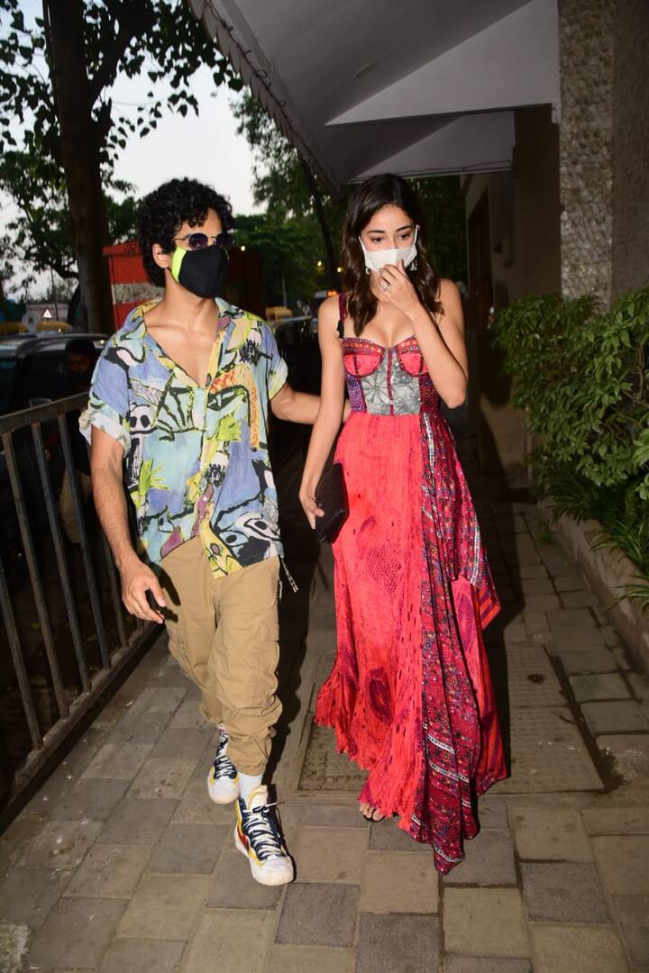 अनन्या और ईशान साथ में ही पहुंचे. इस दौरान ईशान अनन्या का काफी ख्याल रखते दिखाई दिए. (Photo Credit: Manav Manglani)