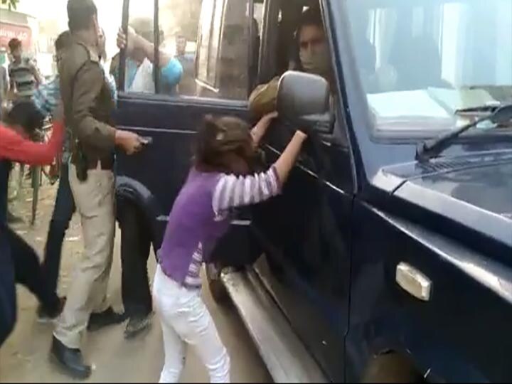 Daughter crying before policeman to leave his father in Bulandshahr video viral ann यूपी: पिता को छुड़ाने के लिये पुलिस की गाड़ी पर सर पटकती रही बेटी, वीडियो सामने आने के बाद सीएम ने दिये कार्रवाई के आदेश
