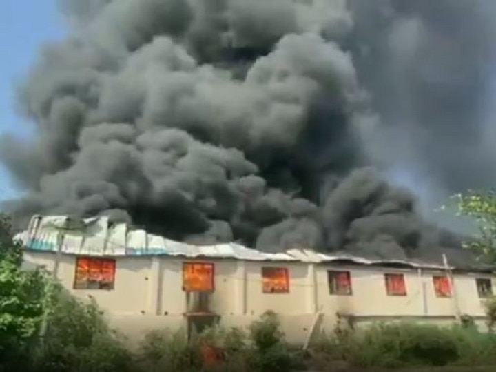 Gujarat: Fire breaks out at a plastic manufacturing unit in Valsad गुजरात: प्लास्टिक के सामान बनाने वाली कंपनी में भीषण आग, दमकलकर्मी आग बुझाने की कोशिश में जुटे