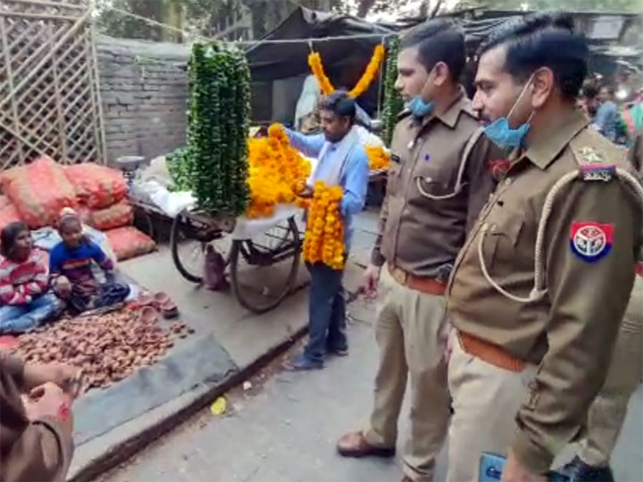 मेरठ: थानेदार ने की सड़क किनारे दीये बेच रही बच्चियों की मदद, खिल उठे बच्चों के चेहरे