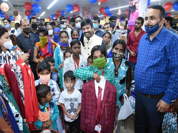 Prayagraj UP government minister celebrated Diwali with poor children ann यूपी सरकार के इस मंत्री ने गरीब बच्चों के साथ अनूठे अंदाज में मनाई दिवाली, बोले- पीएम मोदी और सीएम योगी से मिली प्रेरणा