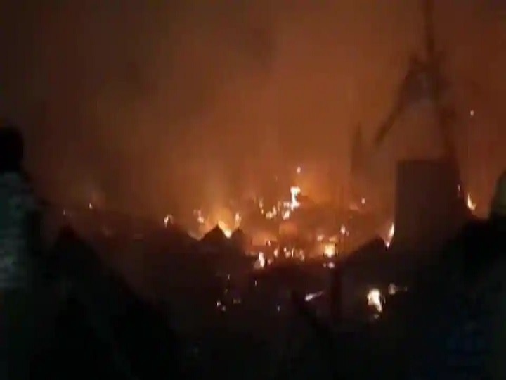 Fire breaks out in Kolkata New Town in Nivedita pally several  houses damaged कोलकाता के न्यू टाउन की झुग्गियों में लगी भीषण आग, कई घर जलकर हुए खाक