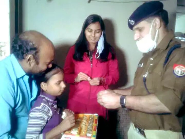 cracker seller released after cm yogi adityanath interference sent gift for daughter in bulandshahr सीएम योगी तक पहुंचा बुलंदशहर की बेटी का वायरल वीडियो, पिता को मिली रिहाई, घर भेजी गई मिठाई