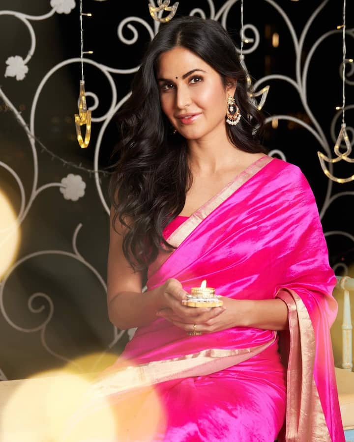 कैटरीना कैफ(Katrina Kaif) - क्या आप जानते हैं कि आपकी फेवरेट कैटरीना कैफ यानि कैट स्कूल गई ही नहीं. दरअसल, कैटरीना का बचपन अलग अलग देशों में बीता. यही कारण था कि उन्होंने स्कूल में एडमिशन नहीं लिया बल्कि उनकी मां ने घर पर ही ट्यूशन देकर उन्हें पढ़ाया. बाद में घर की परिस्थियां देखते हुए वो मॉडलिंग में आ गई. 
