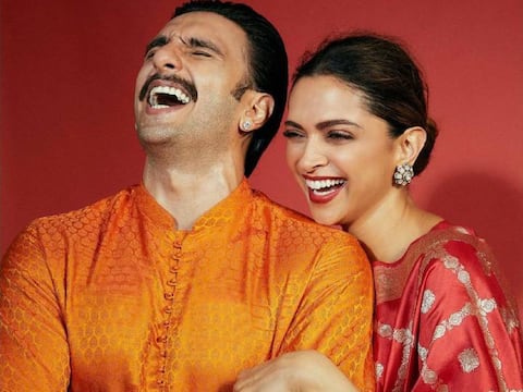 Diwali 2020 Photo: दिवाली पर रणवीर सिंह ने पहना केसरिया कुर्ता, लाल प्रिटेंड साड़ी में दिखाई दीं दीपिका पादुकोण Diwali 2020 Photo: दिवाली पर रणवीर सिंह ने पहना केसरिया कुर्ता, लाल प्रिटेंड साड़ी में दिखाई दीं दीपिका पादुकोण
