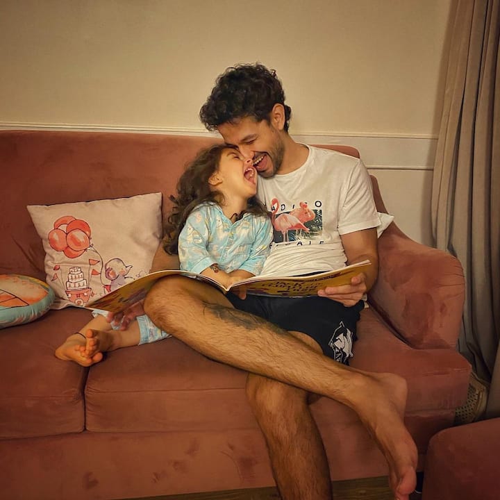 इनाया नौमी खेमू का नाम भी इसी लिस्ट में शुमार है. इनाया अक्सर अपने पिता कुणाल खेमू के साथ अपना टैलेंट दिखाती रहती हैं. हाल ही में कुणाल खेमू ने इनाया की योगा करते हुए वीडियो पोस्ट की थी. 