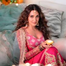 In Pics: बॉलीवुड सेलेब्स ने धूमधाम से मनाई दिवाली, कैटरीना, तारा सुतारिया, कियारा समेत इन स्टार्स का दिखा अलग अंदाज