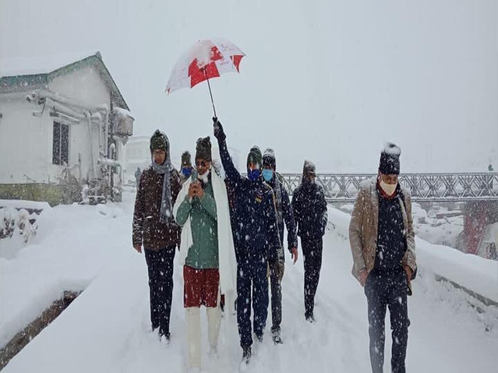CM Yogi and Uttrakhand cm Trivendra singh rawat stranded in Kedarnath ann उत्तराखंड: केदारनाथ में बिगड़ा मौसम का मिजाज, बर्फबारी में फंसे सीएम योगी व मुख्यमंत्री त्रिवेंद्र सिंह रावत