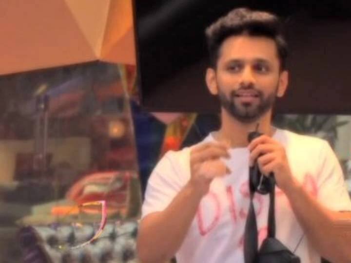 Bigg Boss 14: प्रपोजल को लेकर सलमान खान ने की राहुल वैद्य की खिंचाई, बोले- ब्वॉयफ्रेंड के साथ थाइलैंड में है दिशा परमार Bigg Boss 14 host Salman Khan Makes Fun Of Rahul Vaidya Proposal To Disha Parmar Bigg Boss 14: प्रपोजल को लेकर सलमान खान ने की राहुल वैद्य की खिंचाई, बोले- ब्वॉयफ्रेंड के साथ थाइलैंड में है दिशा परमार