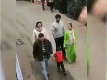 धर्मशाला की गलियों में घूमते दिखे करीना-सैफ और मलाइका-अर्जुन, इस वजह से लोगों पर चिल्लाने लगे तैमूर, वीडियो वायरल