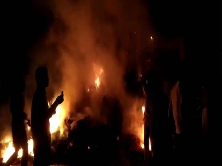 रायबरेली: आग लगने से घर का सामान हुआ खाक, घंटों मशक्कत के बाद गांववालों ने काबू पाया Fire destroy articles in house in Reabareli ann रायबरेली: आग लगने से घर का सामान हुआ खाक, घंटों मशक्कत के बाद गांववालों ने काबू पाया