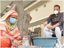 तेलंगाना का ये शख्स 10 साल से गरीबों को खिला रहा है मुफ्त में खाना, सोशल मीडिया पर हो रही तारीफ