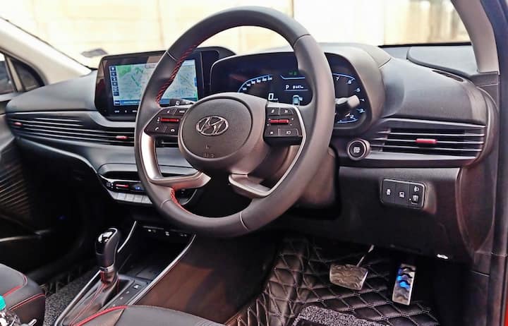 इंजन की बात करें तो i20 दो पेट्रोल और एक डीजल, जबकि Glanza केवल पेट्रोल ऑप्शन प्रदान करता है. हमनें पेट्रोल CVT Glanza और i20 टर्बो DCT की तुलना की है. Glanza CVT 83 bhp के साथ 1.2l पेट्रोल का उपयोग करता है जबकि अधिक प्रभावशाली CVT ऑटो है. शहर में CVT ऑटोमैटिक बहुत स्मूद है और एक पेनलैस ड्राइविंग अनुभव देता है. इसमें आपको शहर में 16kmpl मिलेगी. I20 इसके विपरीत है. शहर में आप इस तथ्य को पसंद करते हैं कि डीसीटी टर्बो के साथ अच्छी तरह से काम करता है. हमें डीसीटी के साथ हीटिंग के मुद्दों का भी सामना नहीं करना पड़ा जब हमनें पूरे दिन कार को ज्यादा ट्रैफिक में इसे ड्राइव किया.    गियरबॉक्स पर्याप्त रूप से रेस्पॉन्सिव है और यह तेजी से ड्राइव अनुभव के लिए बढ़िया है. एक स्पोर्ट्स मोड भी है जिसका हमनें इस्तेमाल किया. इस सब के बीच नई i20 Glanza CVT जितना एफीशिएंट नहीं है, हालांकि ऐसा नहीं है कि 10-12 kmpl ज्यादा पीछे है. हाई स्पीड पर अधिक स्थिर होने के साथ इसकी हैंडलिंग और स्टीयरिंग ग्लेन्ज़ा से बेहतर लगी.