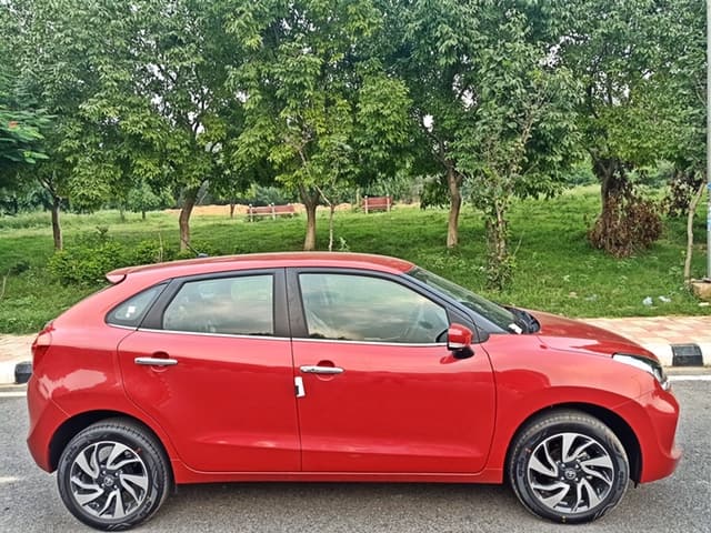 दोनों के अंदर एक ऑल ब्लैक केबिन दिया गया है लेकिन i20 पहली नजर में अधिक प्रीमियम लगती है जबकि Glanza अधिक कन्वेंश्नल लुक देती है.  Glanza इंटीरियर क्वालिटी डीसेंट है और सेंटर कंसोल डिजाइन इंस्ट्रूमेंट क्लस्टर के साथ-साथ साफ-सुथरा है, लेकिन यह i20 से कम है. इस टर्बो स्पेक में नया i20 लैदरेट अपहोल्स्ट्री और रेड एक्सेंट और समग्र रूप से स्विच की पेशकश करता है, जो हाई क्वालिटी संचालित होने का अहसास कराता है. फीचर्स के लिहाज से हुंडई को आम तौर पर सबसे अधिक देने के लिए जाना जाता है और नए i20 में उनके पास बहुत अधिक इक्विपमेंट दिए गए हैं जो वेन्यू या वर्ना में नहीं हैं. बड़े पैमाने पर 10.25 इंच का टचस्क्रीन, डिजिटल, डायल, सनरूफ, वायरलेस चार्जिंग, एयर प्यूरीफायर, कनेक्टेड टेक और बहुत कुछ ऐसा है जो i20 के पास है और ग्लानज़ा में नहीं है. हालांकि दोनों आपको टचस्क्रीन, क्लाइमेट कंट्रोल, स्टीयरिंग कंट्रोल आदि सहित इस कीमत में ज्यादा सुविधाएं देते हैं, हालांकि i20 स्पष्ट रूप से यहां बेहतर है. स्पेस की बात करें तो  Glanza एक बड़े और विशाल केबिन के साथ आती है. लेगरूम के संदर्भ में ग्लान्ज़ा में थोड़ी बेहतर है लेकिन i20 के बैक में तीन के लिए बेहतर शोल्डर स्पेस है,