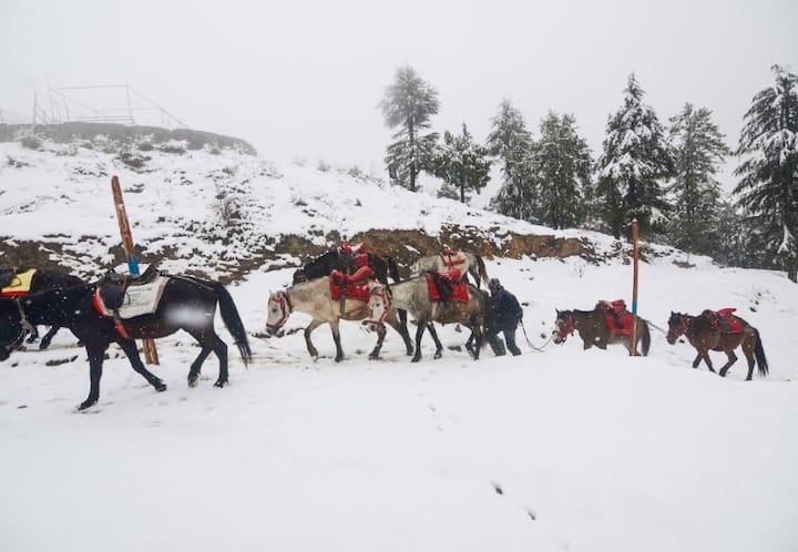 इस साल मार्च में शुरू हुए करोना संक्रमण के बाद विश्व प्रसिद्ध हिल स्टेशन पटनीटॉप वीरान हो गया था. लेकिन, अब मौसम की इस पहली बर्फबारी के साथ ही पर्यटकों ने पटनीटॉप का रुख कर लिया है.
