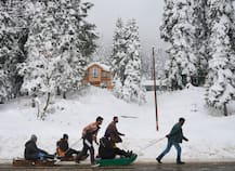 In Pics: जम्मू-कश्मीर के गुलमर्ग-पटनीटॉप समेत कई जगह हुई भारी बर्फबारी, पर्यटकों में खुशी