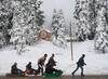 In Pics: जम्मू-कश्मीर के गुलमर्ग-पटनीटॉप समेत कई जगह हुई भारी बर्फबारी, पर्यटकों में खुशी