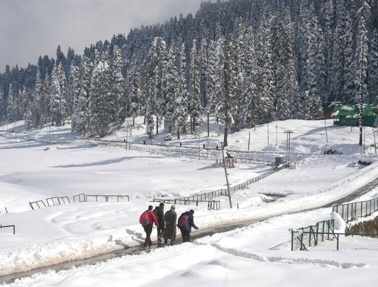 जम्मू-कश्मीर और हिमाचल में बर्फबारी से उत्तर भारत में बढ़ी ठंड, दक्षिण भारत में ‘निवार’ का खतरा Snowfall in Jammu and Kashmir and Himachal increased in North India, threat of 'prevention' in South India जम्मू-कश्मीर और हिमाचल में बर्फबारी से उत्तर भारत में बढ़ी ठंड, दक्षिण भारत में ‘निवार’ का खतरा