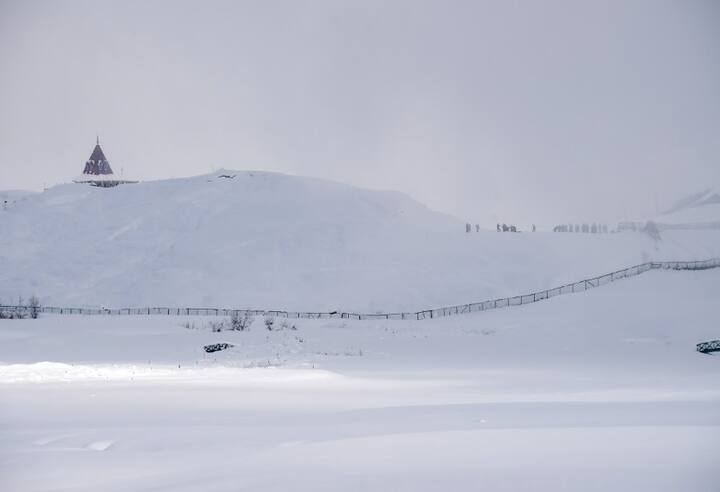 जहां पर्यटन व्यवसाय से जुड़े लोगों को आशा है कि नवंबर महीने में ही हुई बर्फबारी के बाद अब इस साल सर्दी के मौसम में पड़ोसी राज्यों  से पर्यटक पटनीटॉप का रुख करेंगे जिससे यहां होटल व्यवसाय और पर्यटन से जुड़े दूसरे लोगों को कमाई का कुछ साधन उपलब्ध होंगे.