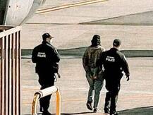 पुरुष यात्री हो रहा था 'असहज' इसलिए मुस्लिम महिला को फ्लाइट से उतारा, बाद में हुई गिरफ्तारी