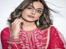 Hina Khan ने लाल रंग के जोड़े में लूटा फैंस का दिल, दिखीं कातिलाना अंदाज में...