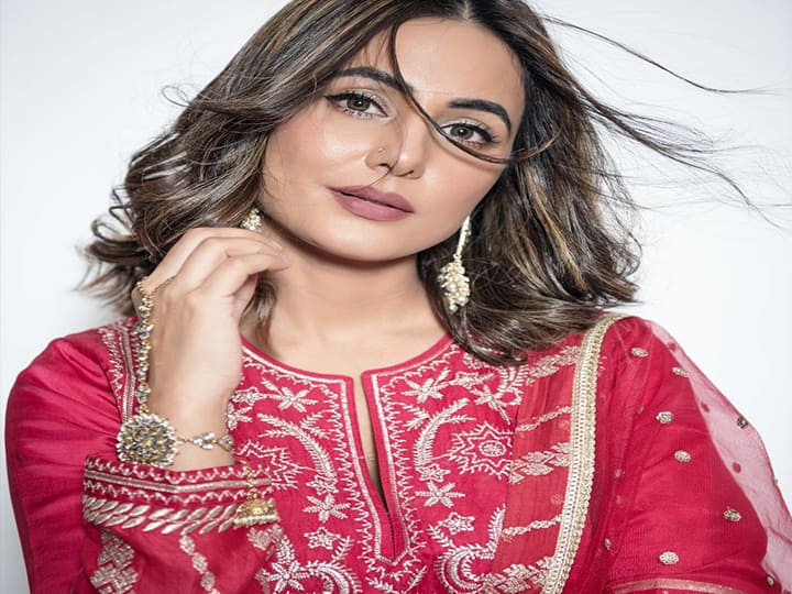 हिना खान ने अपने करियर की शुरुआत स्टार प्लस के शो 'ये रिश्ता क्या कहलाता है' से की थी. इसमें वो एक बहू और बेटी के किरदार में थीं. जो हर वक्त साड़ी और लहंगों में सजी धजी रहती थी.