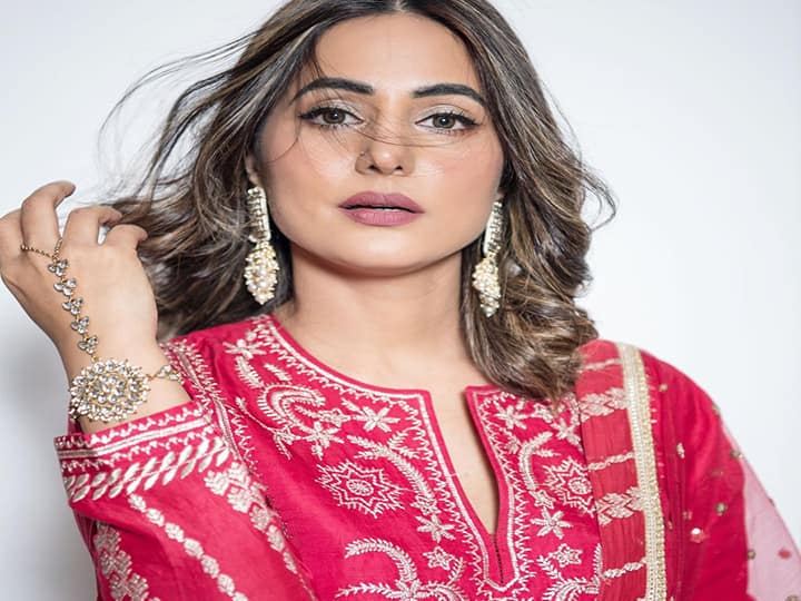 हिना खान अपनी एक्टिंग से ज्यादा फैशन सेंस को लेकर फैंस के दिलों में राज करती हैं. जींस और क्रॉप टॉप से लेकर इंडो वेस्टर्न लुक में वो गजब ढाती हैं. 
