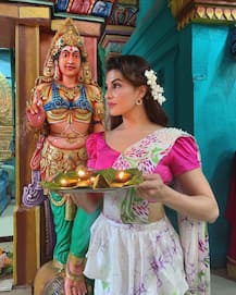 Jacqueline Fernandez Saree Looks: ग्‍लैमरस ब्‍लाउज के साथ इस स्टाइल से बांधे साड़ी, जैकलीन के फैशन सेंस से लें टिप्स