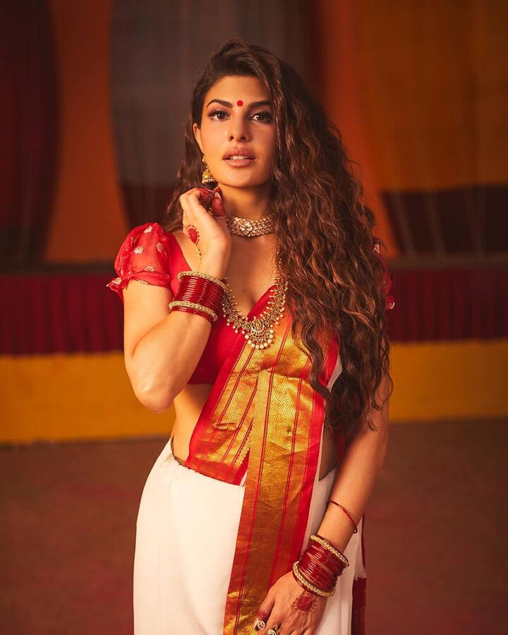  जैकलीन का ये लुक तो फेस्टिव सीज़व के लिए पूरी तरह से परफेक्ट है.