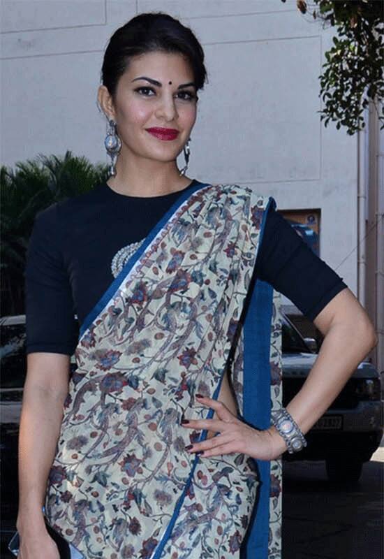 बेहद सिंपल राउंड नेक वाला ये डिज़ाइन आपकी Casual Saree  को एक डिफरेंट लुक दे सकता है. और इसमें आप वाकई बेहद खूबसूरत लगेंगी. 