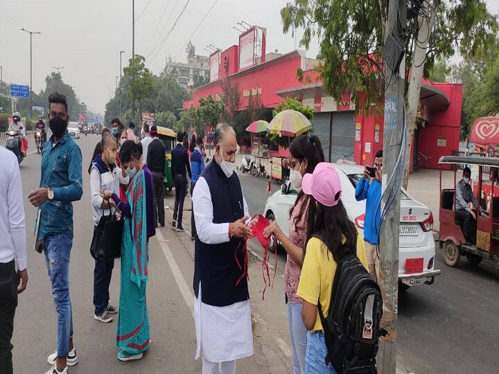 कोरोना काल में दिल्ली में भाईदूज के अवसर पर महिलाओं को बांटे गए मास्क Masks distributed to women on the occasion of Brotherhood in Delhi during the Corona era ann कोरोना काल में दिल्ली में भाईदूज के अवसर पर महिलाओं को बांटे गए मास्क