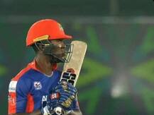 पाकिस्तान सुपर लीग में मुंबई इंडियंस के ग्लव्स पहनकर मैदान पर उतरा यह खिलाड़ी, फ्रेंचाइजी हुई ट्रोल