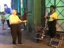 स्पेन: बुजुर्ग व्यक्ति का सड़के किनारे गाना गा रही सिंगर के साथ डांस का वीडिया वायरल, लोगों ने किया बेहद पसंद