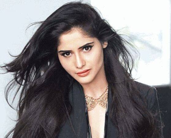 आरती सिंह - बिग बॉस फेम आरती सिंह ने लॉकडाउन का भरपूर फायदा उठाते हुए जमकर वर्कआउट किया था. बताया जाता है कि आरती ने इस दौरान लगभग 5 किलो वज़न घटा लिया है.